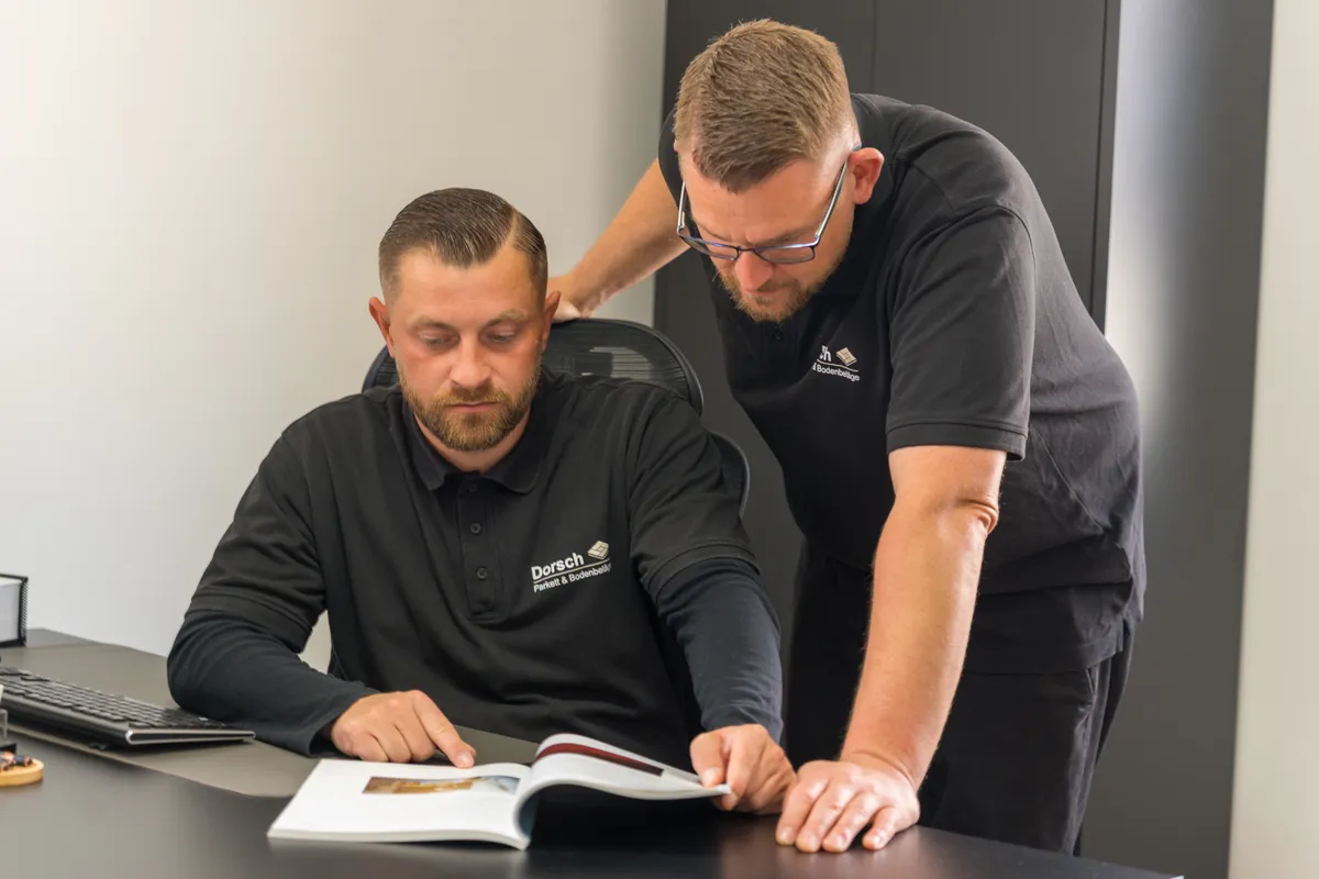 Dominic und Tobias bei der Planung